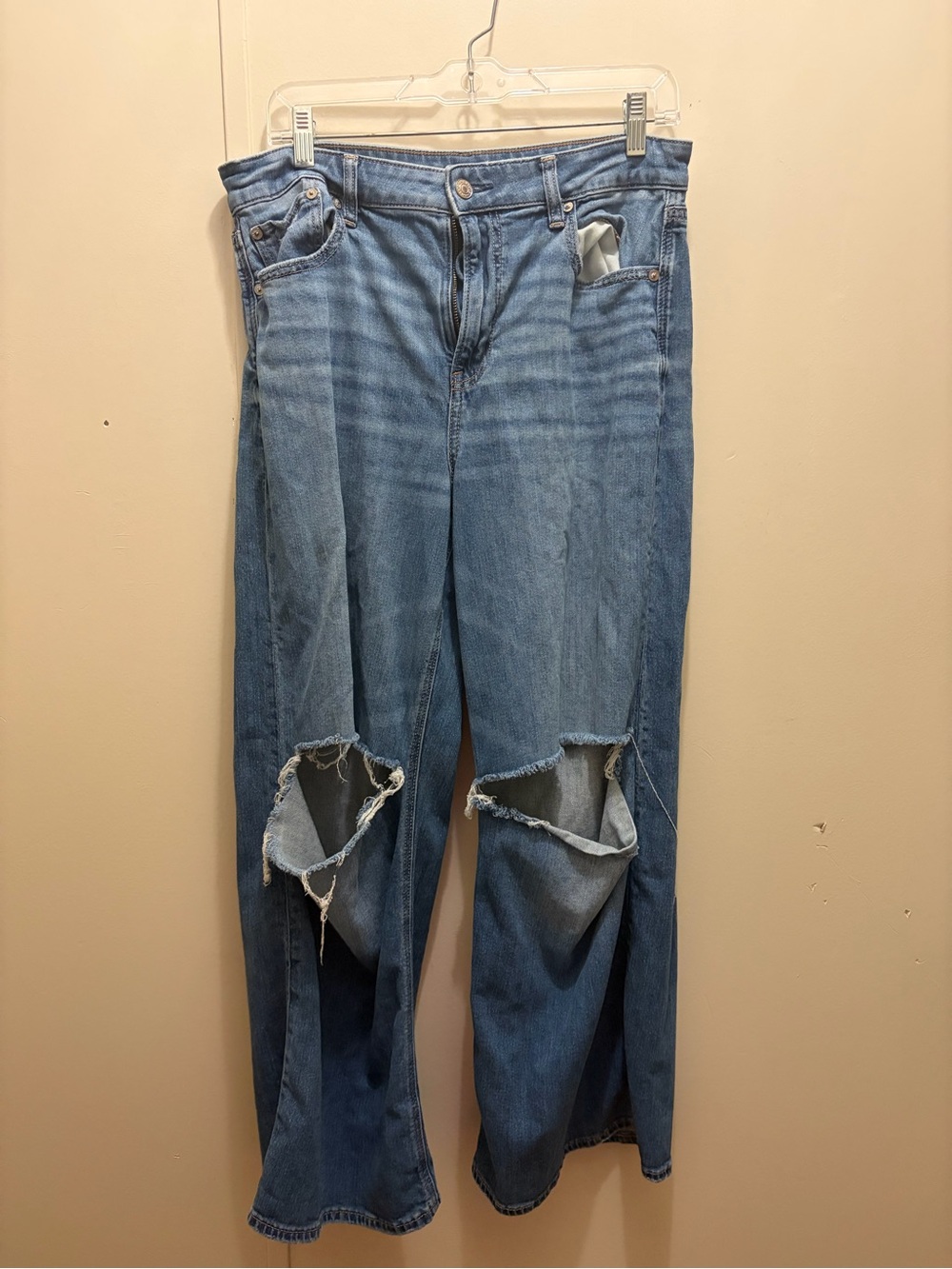 American Eagle Women's Distressed Blue Jeans